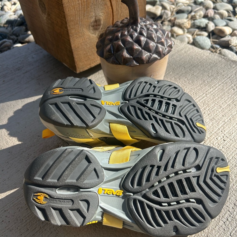 Teva Yellow and Gray Women's Sandals like new. Sz 5 Karnali - Picture 4 of 4